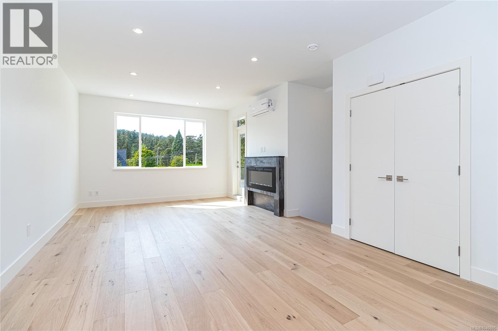 1 1559 Ash Rd, Saanich