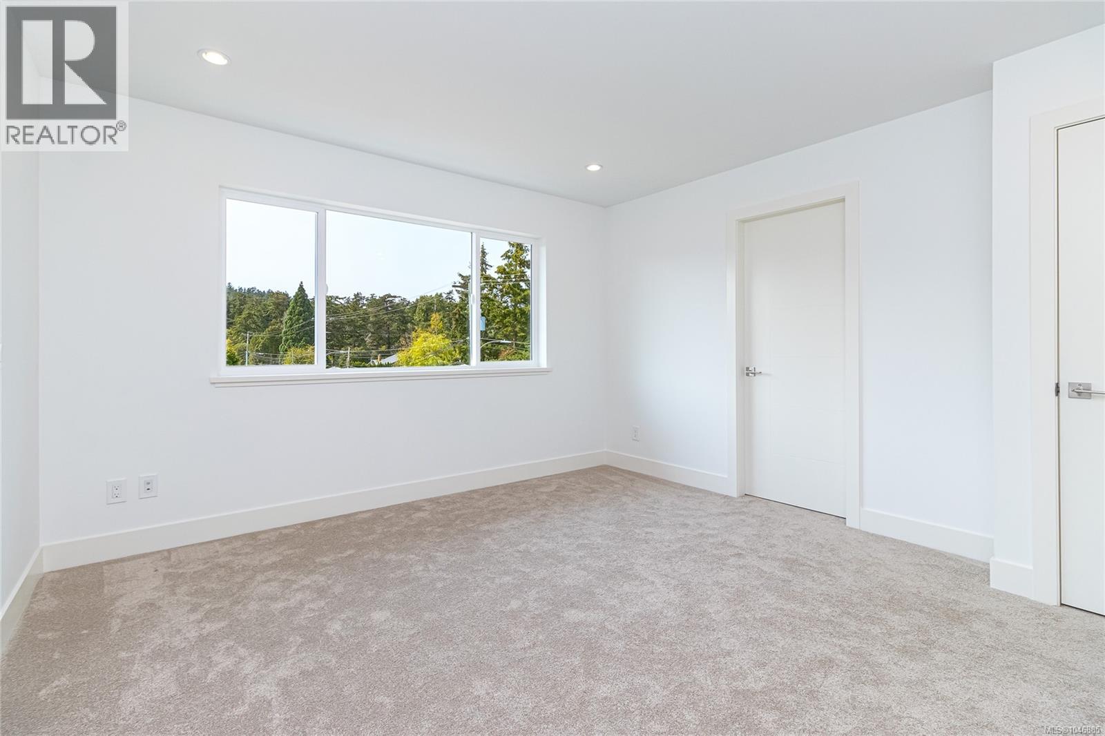 1 1559 Ash Rd, Saanich
