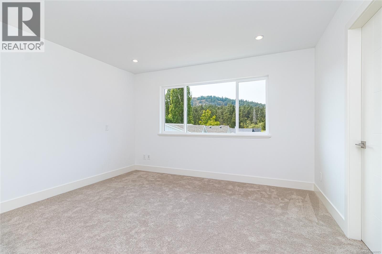 1 1559 Ash Rd, Saanich