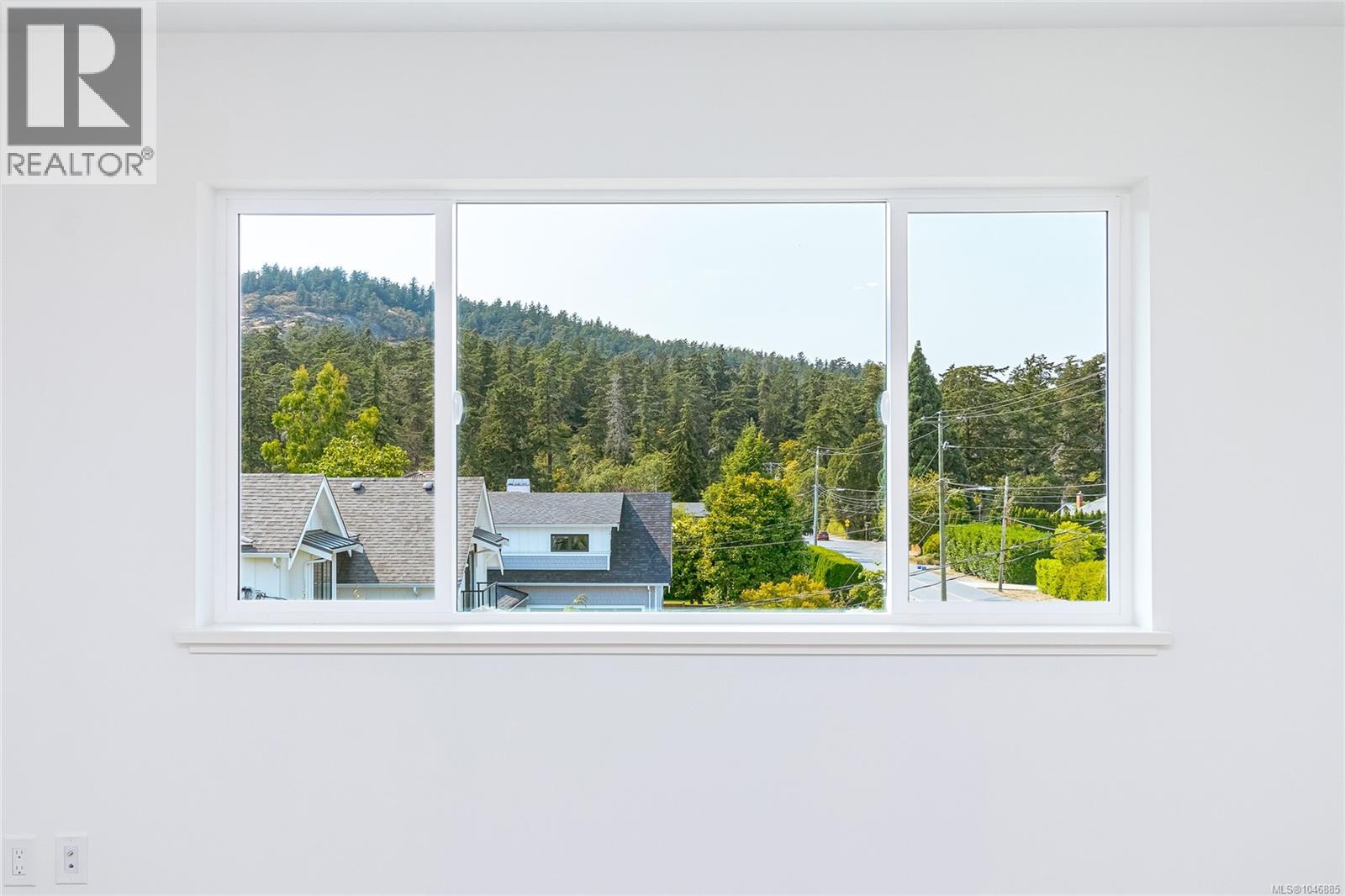 1 1559 Ash Rd, Saanich