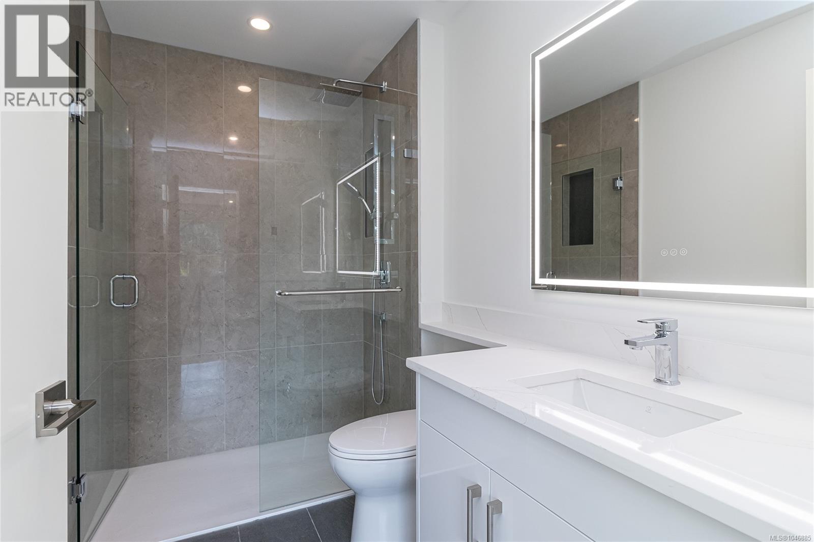1 1559 Ash Rd, Saanich