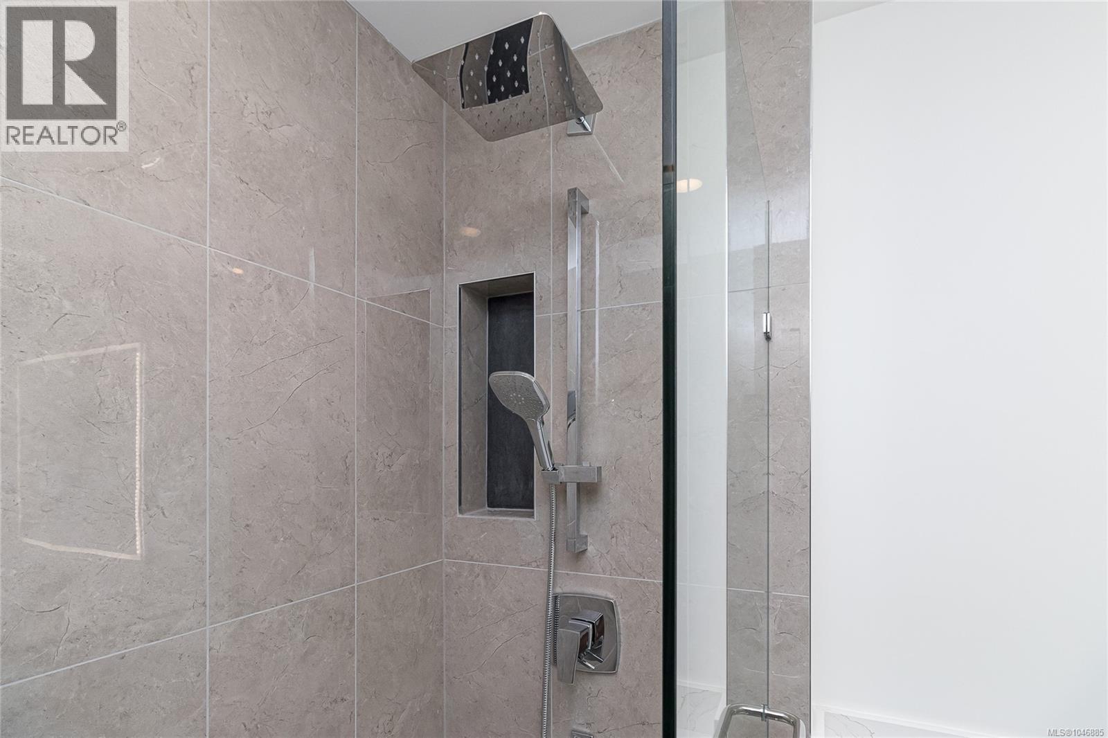 1 1559 Ash Rd, Saanich