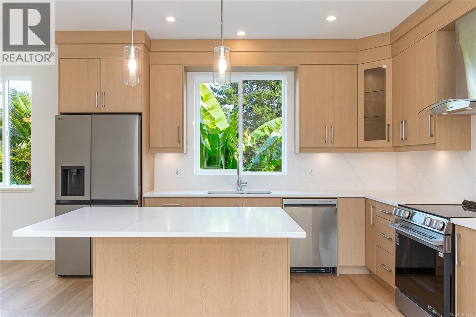 1 1559 Ash Rd, Saanich