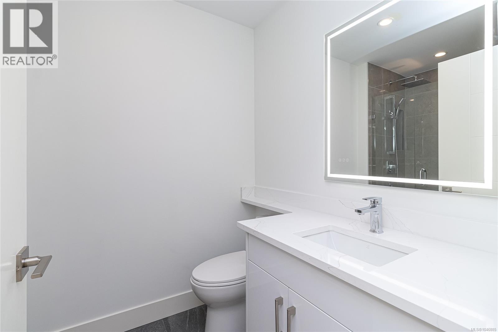 1 1559 Ash Rd, Saanich