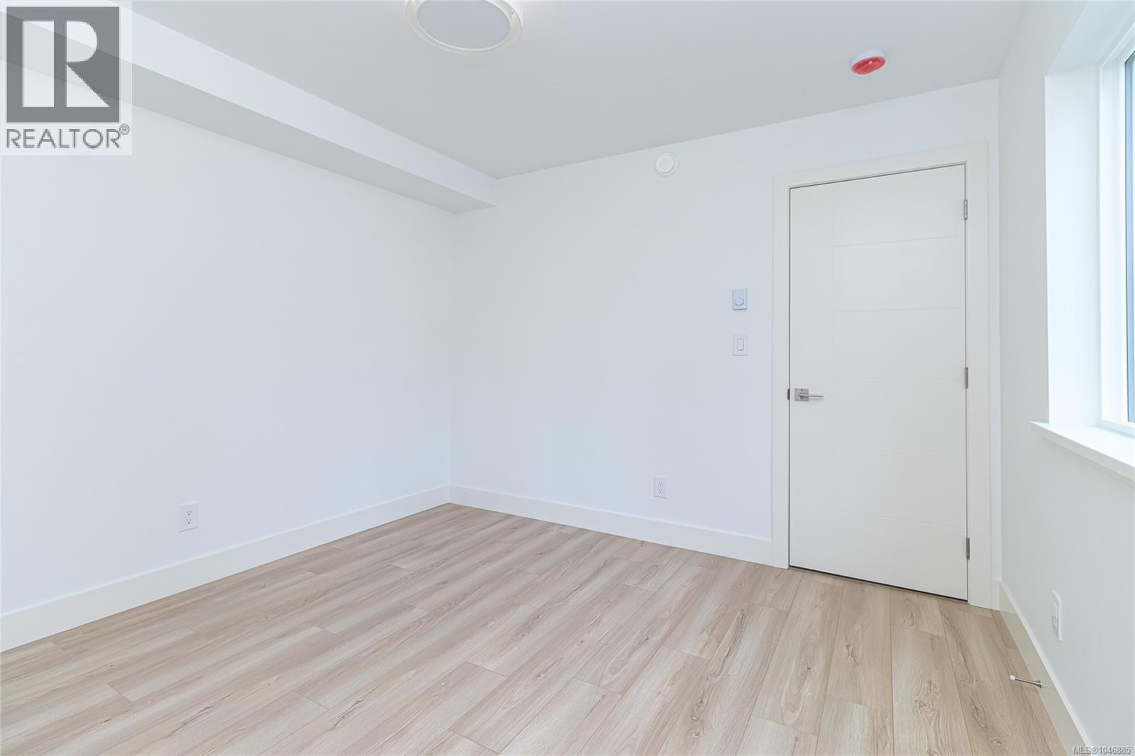 1 1559 Ash Rd, Saanich