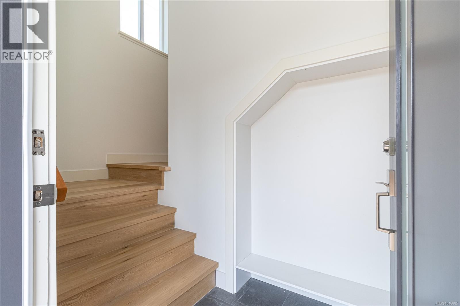 1 1559 Ash Rd, Saanich