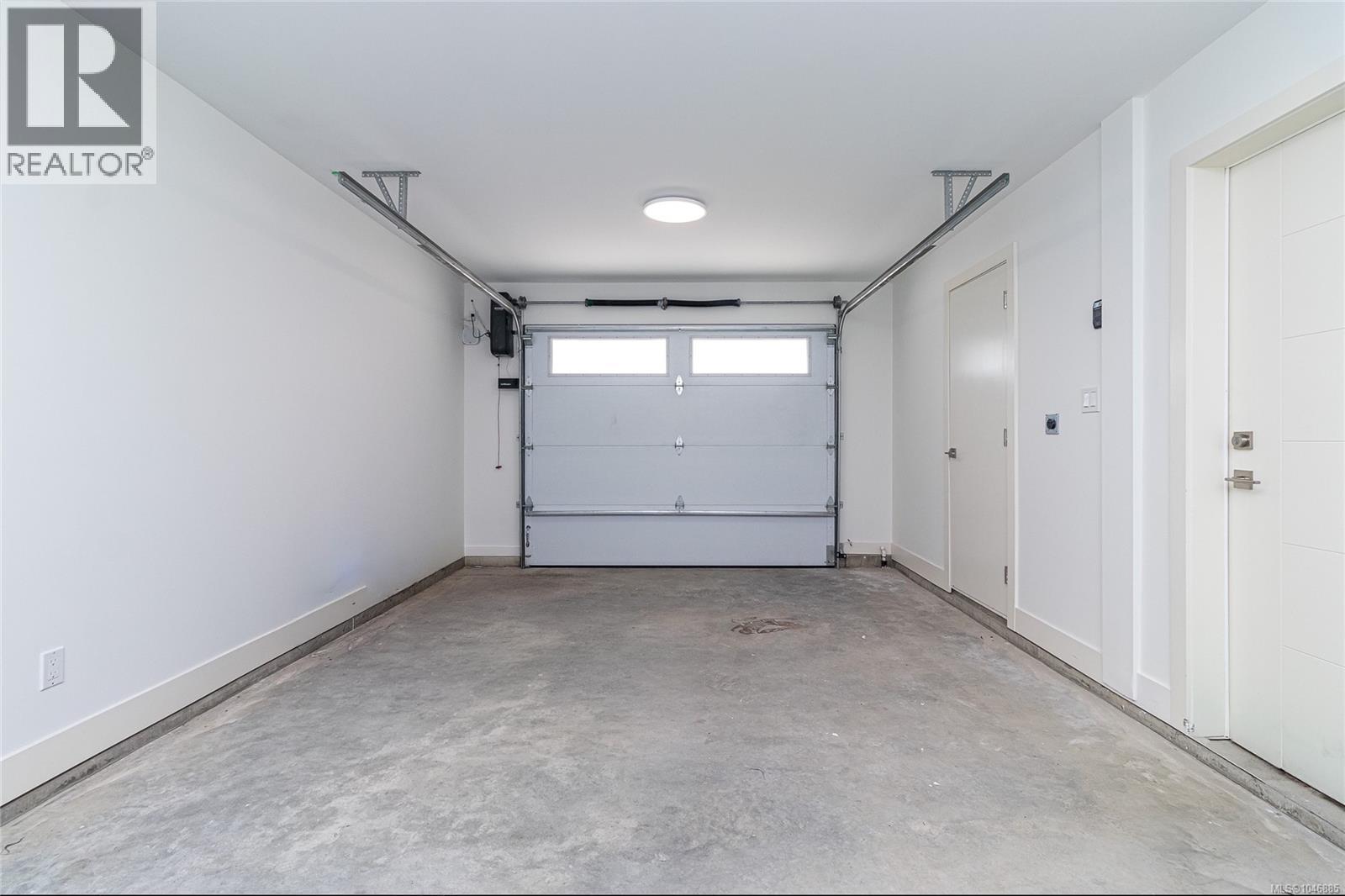 1 1559 Ash Rd, Saanich