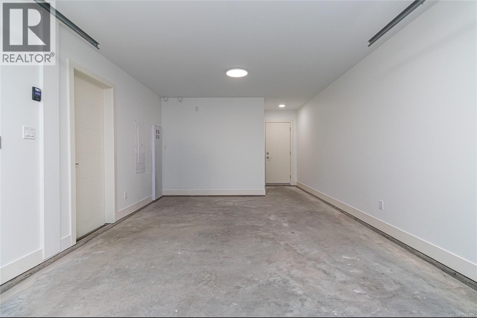 1 1559 Ash Rd, Saanich