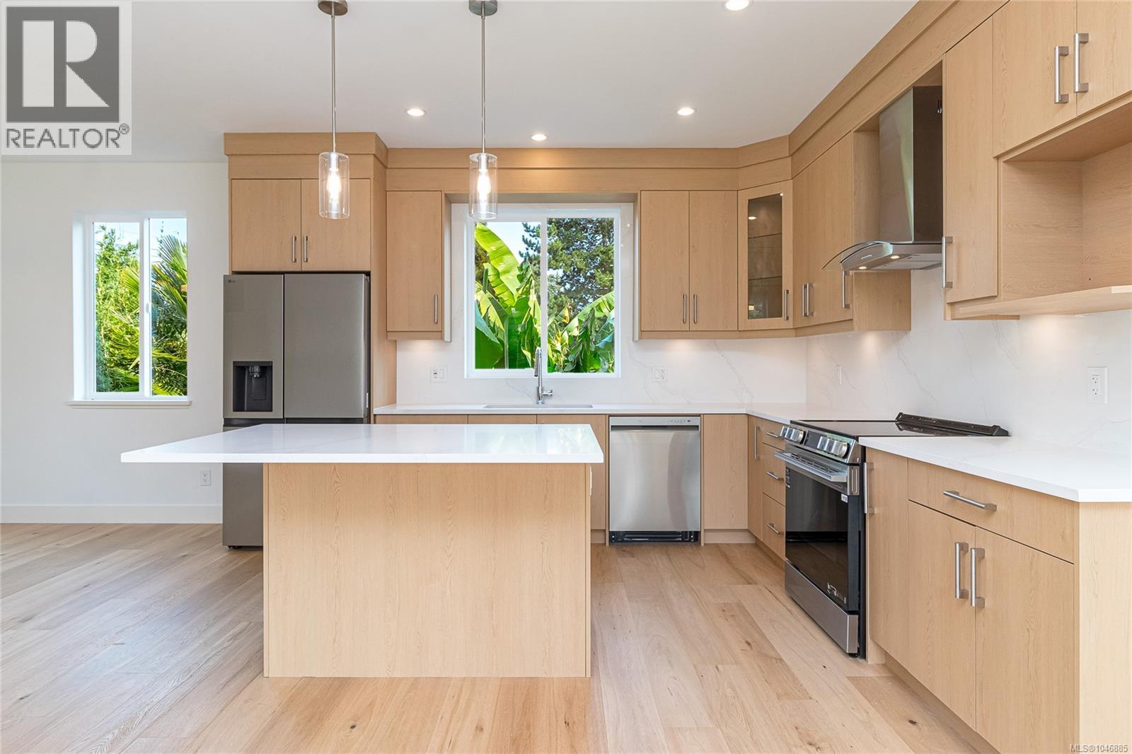 1 1559 Ash Rd, Saanich
