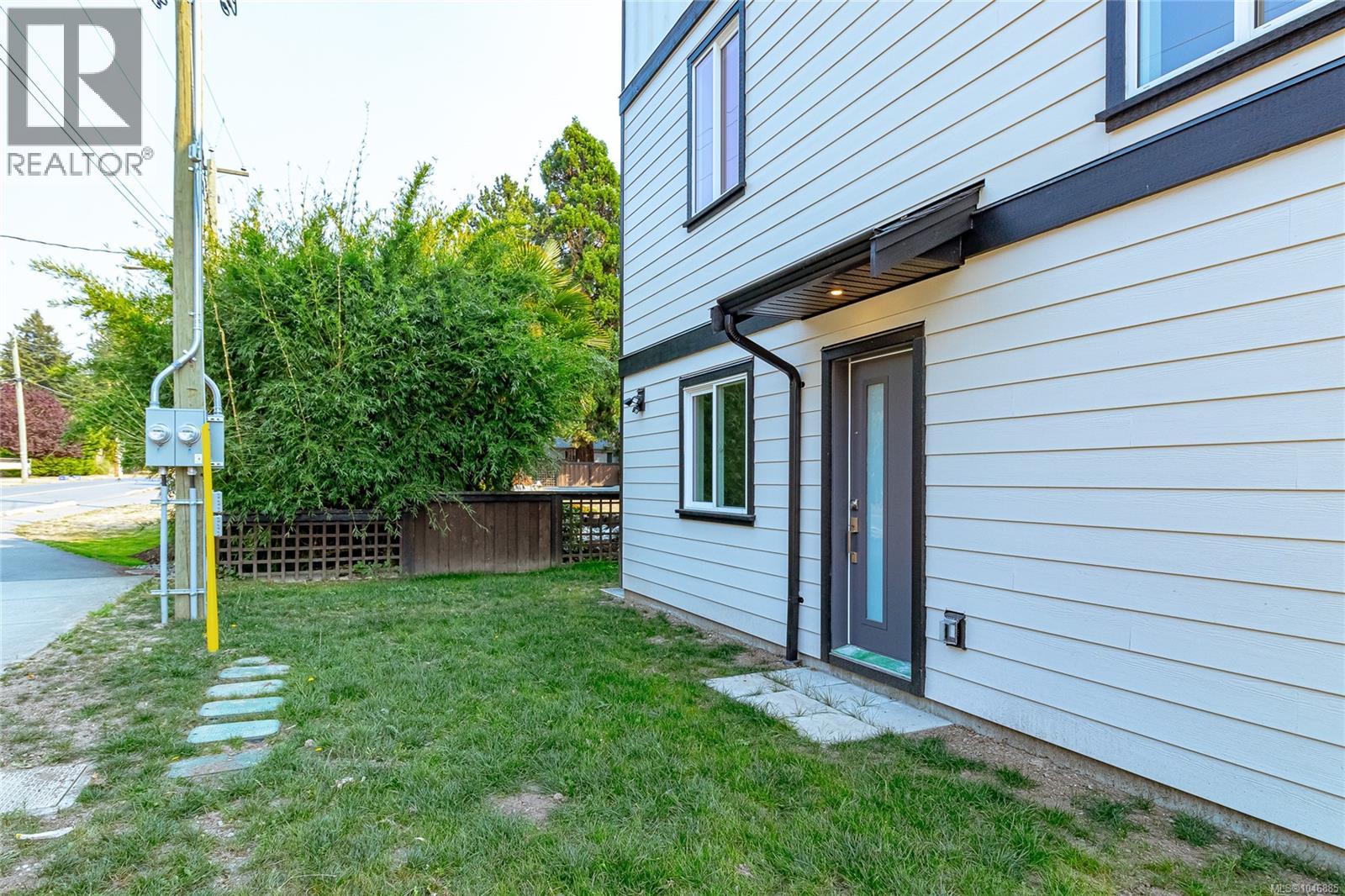 1 1559 Ash Rd, Saanich