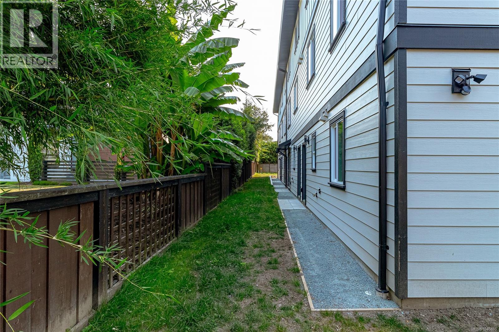 1 1559 Ash Rd, Saanich