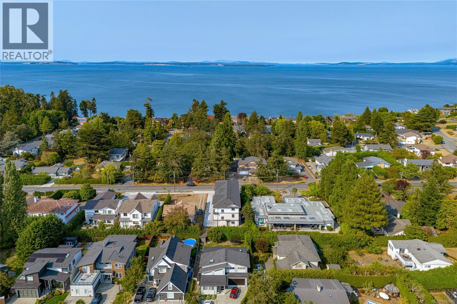 1 1559 Ash Rd, Saanich