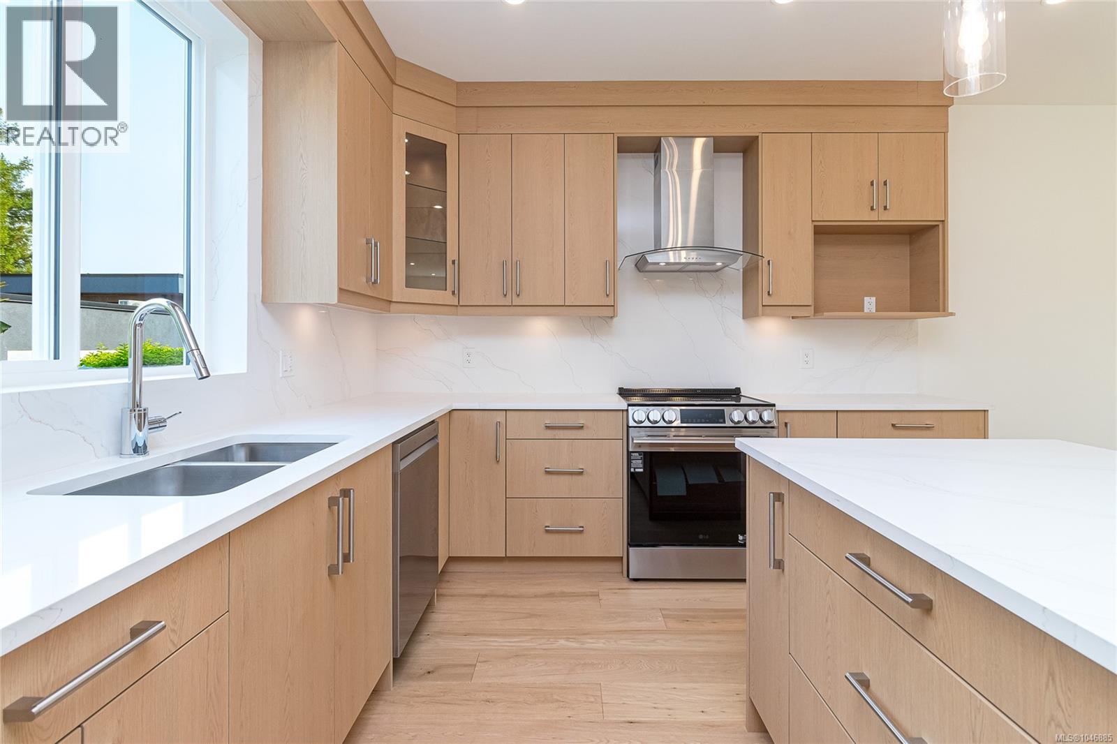 1 1559 Ash Rd, Saanich