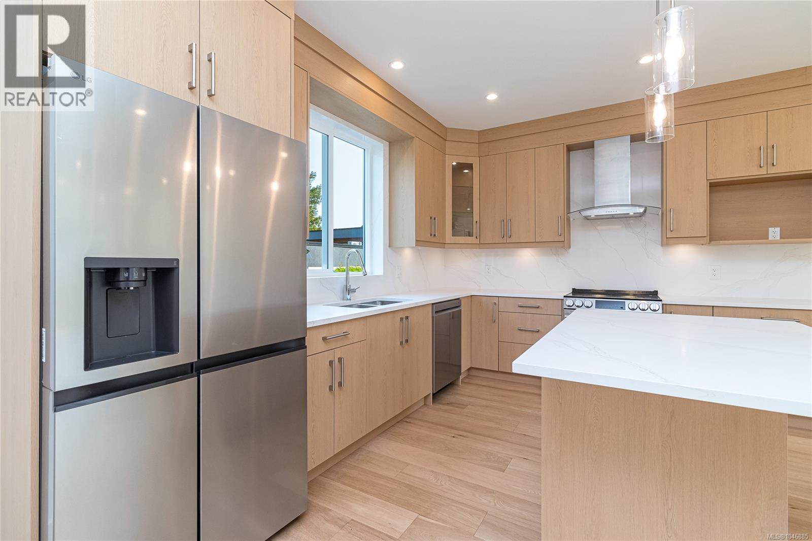 1 1559 Ash Rd, Saanich
