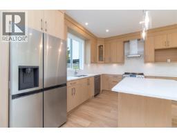 Family room - 1 1559 Ash Rd, Saanich, BC V8N2S9 Photo 8