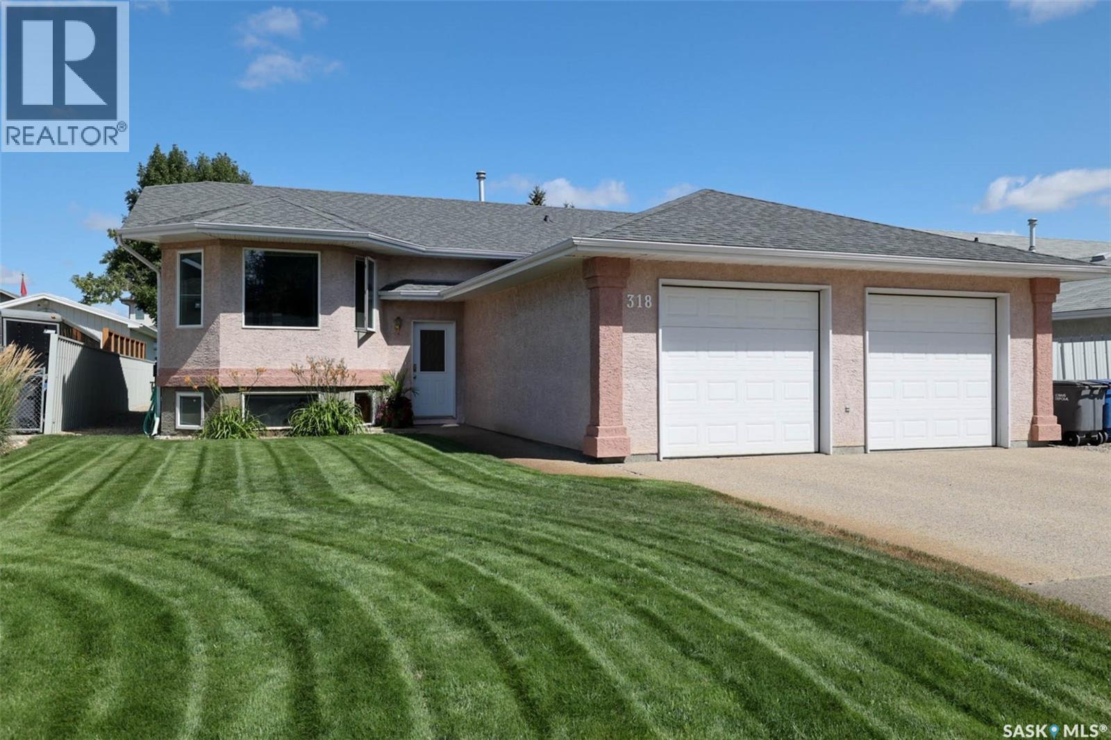 318 Hillside CRESCENT - 1