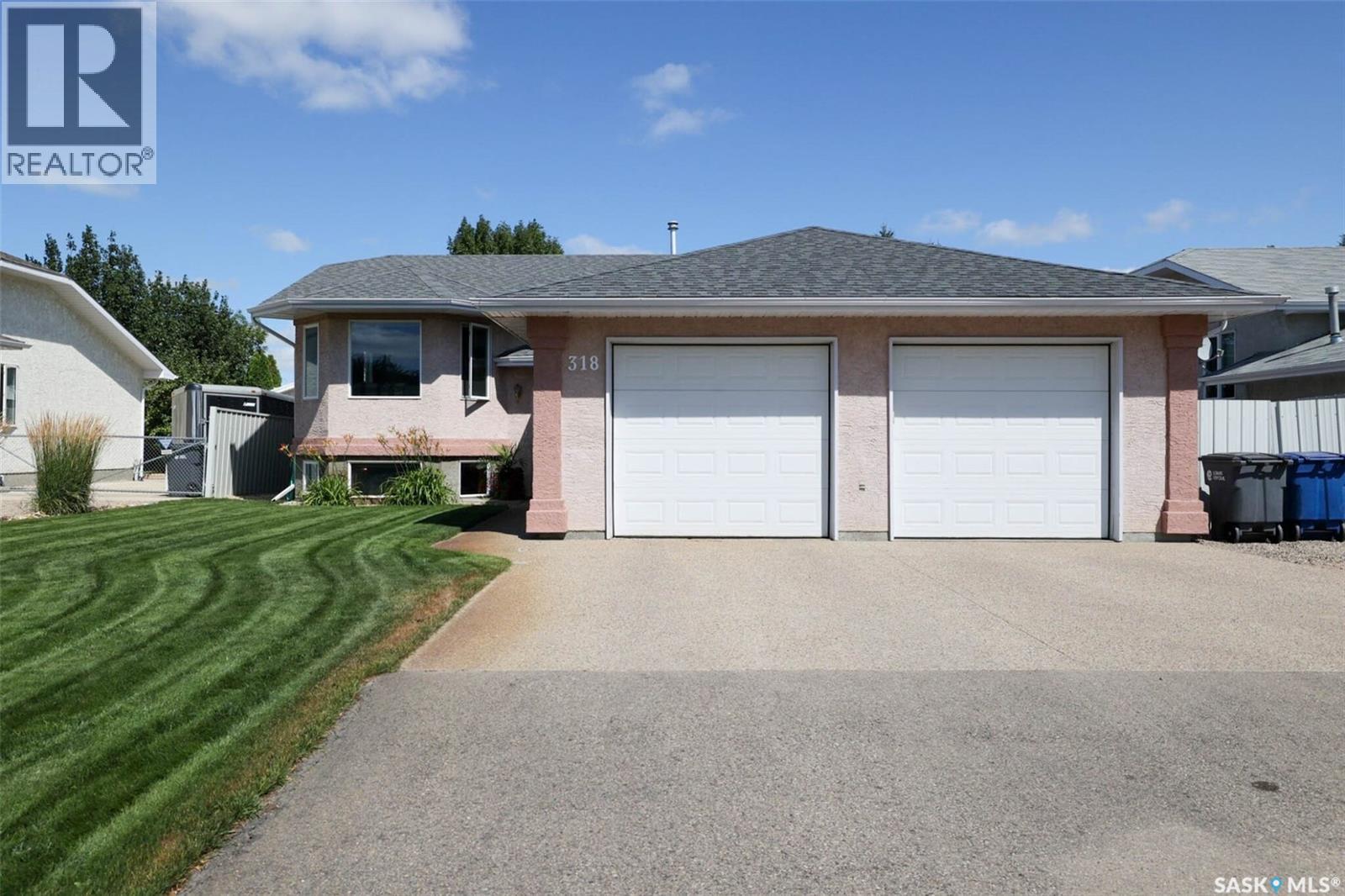 318 Hillside CRESCENT - 2