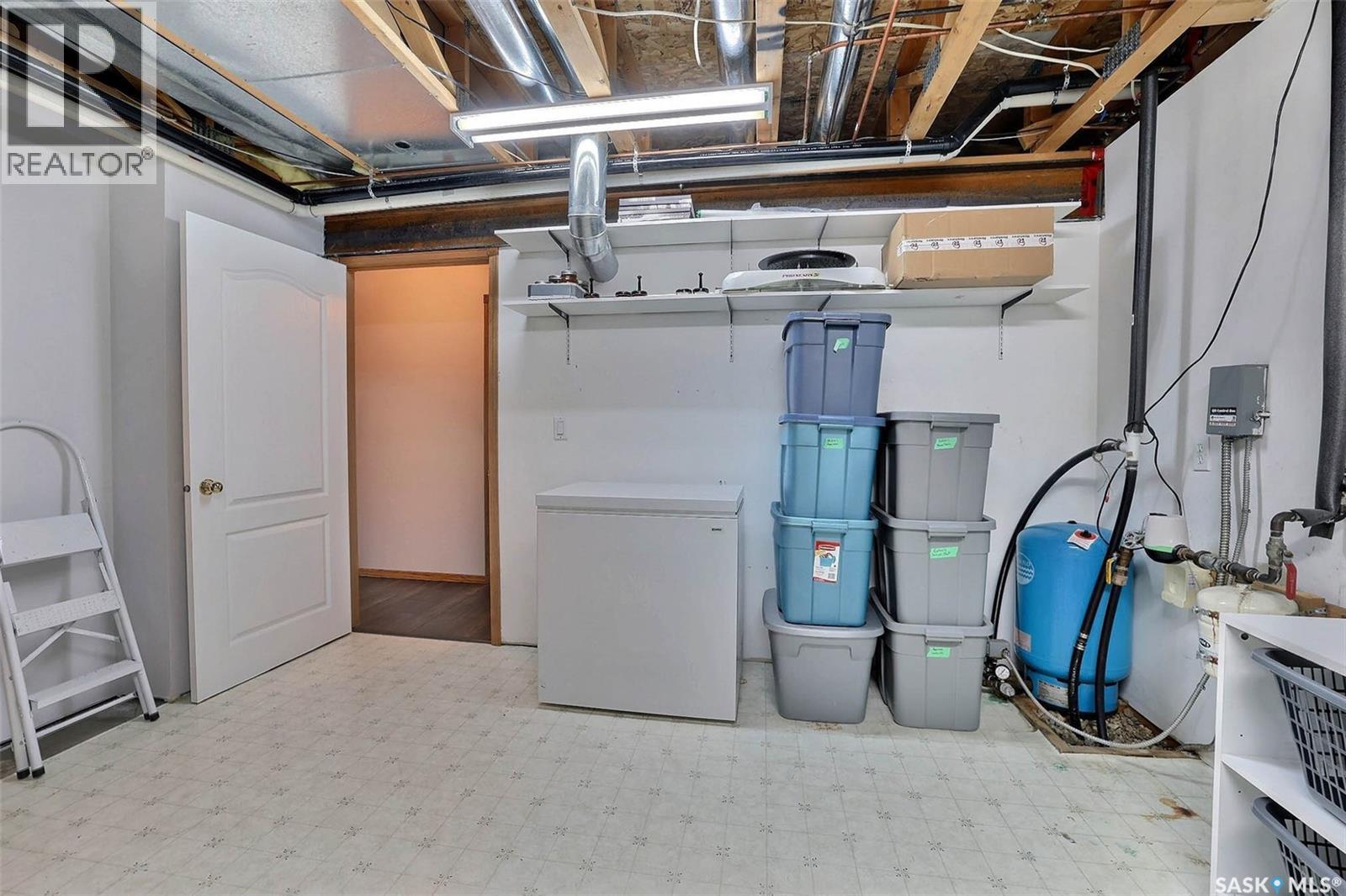 318 Hillside CRESCENT - Image 36