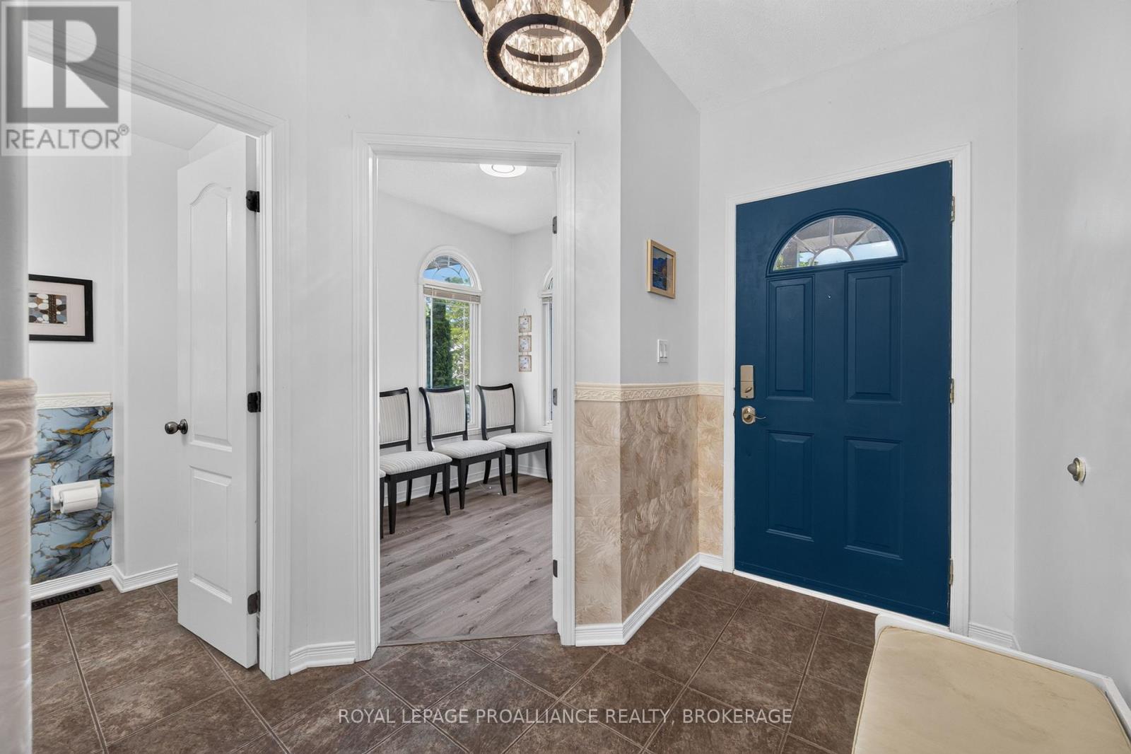 445 MAUREEN STREET - 5