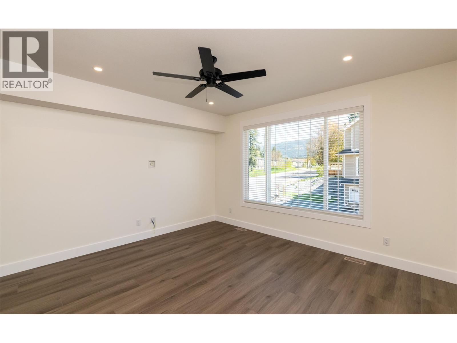 #3 1910 11 Avenue NE - 11
