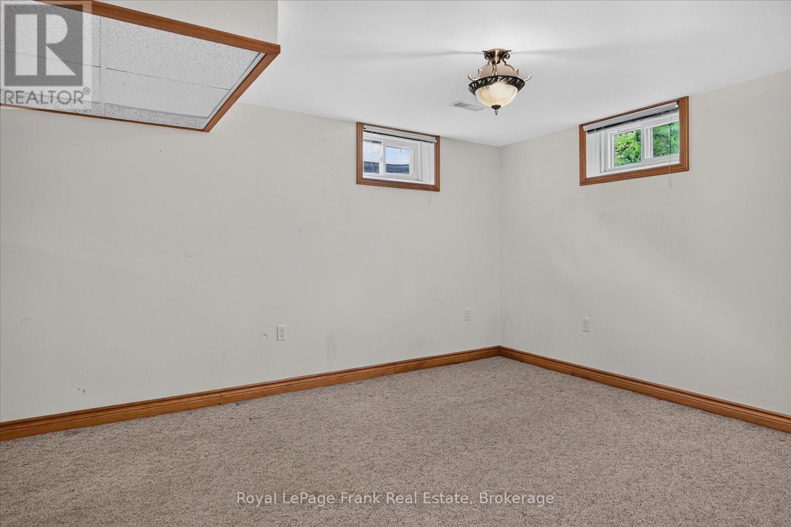 870 HEMLOCK STREET - Image 28