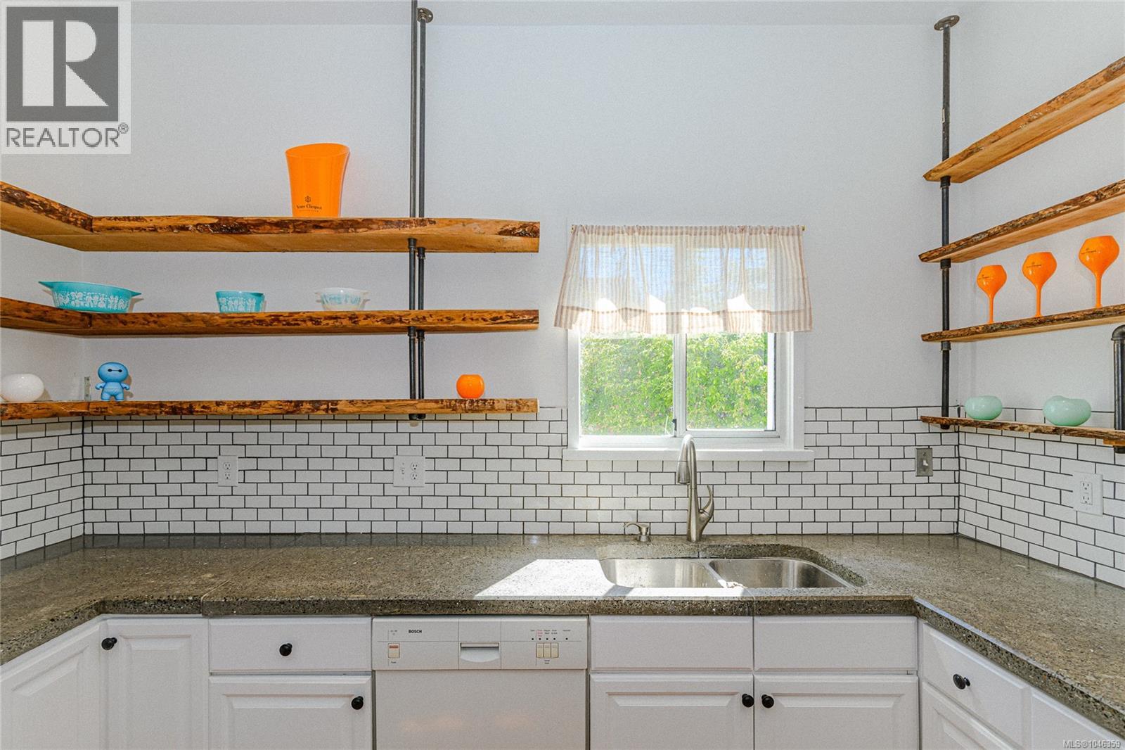 9899 Maple St, Chemainus