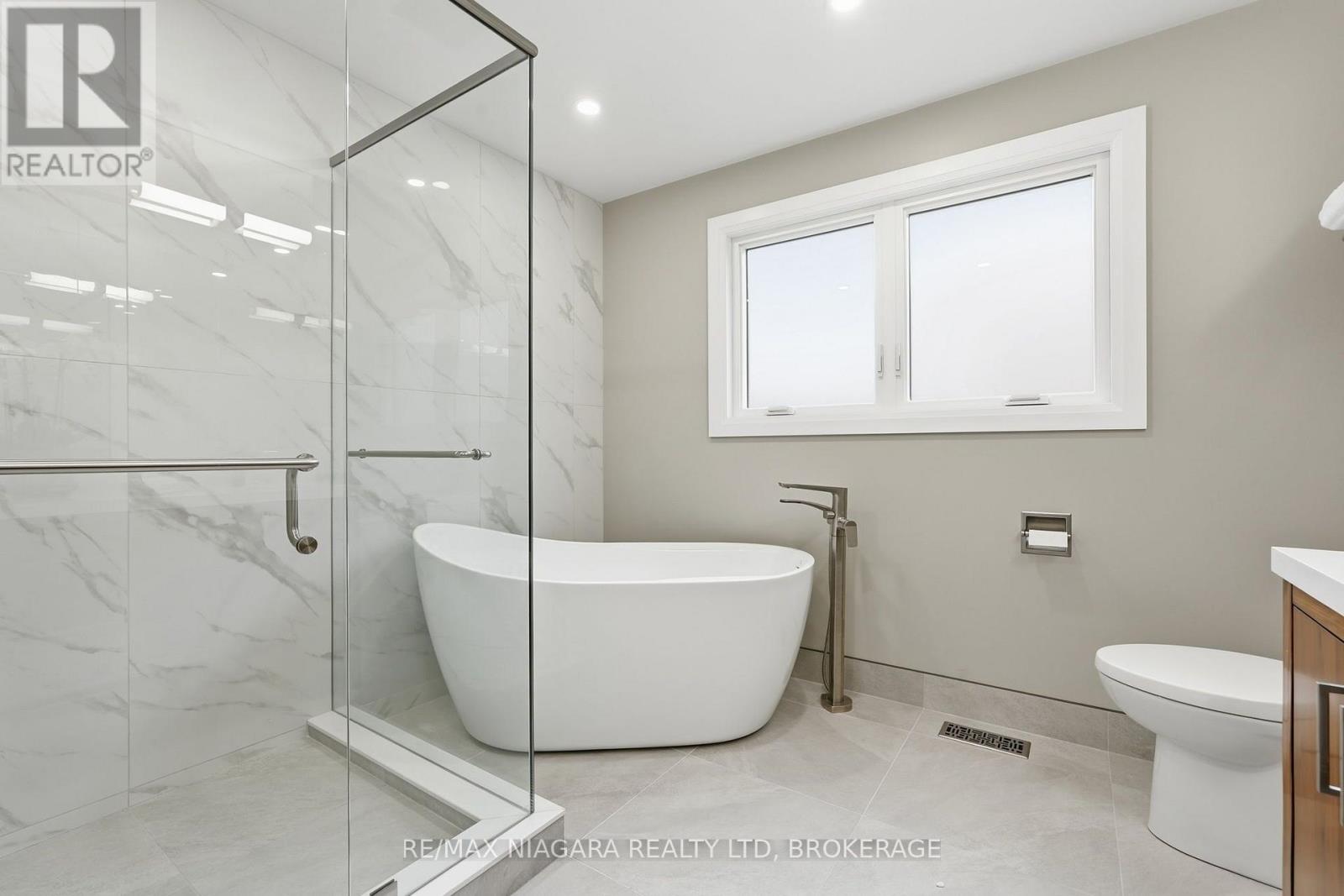 38 ROYAL HENLEY BOULEVARD - 22