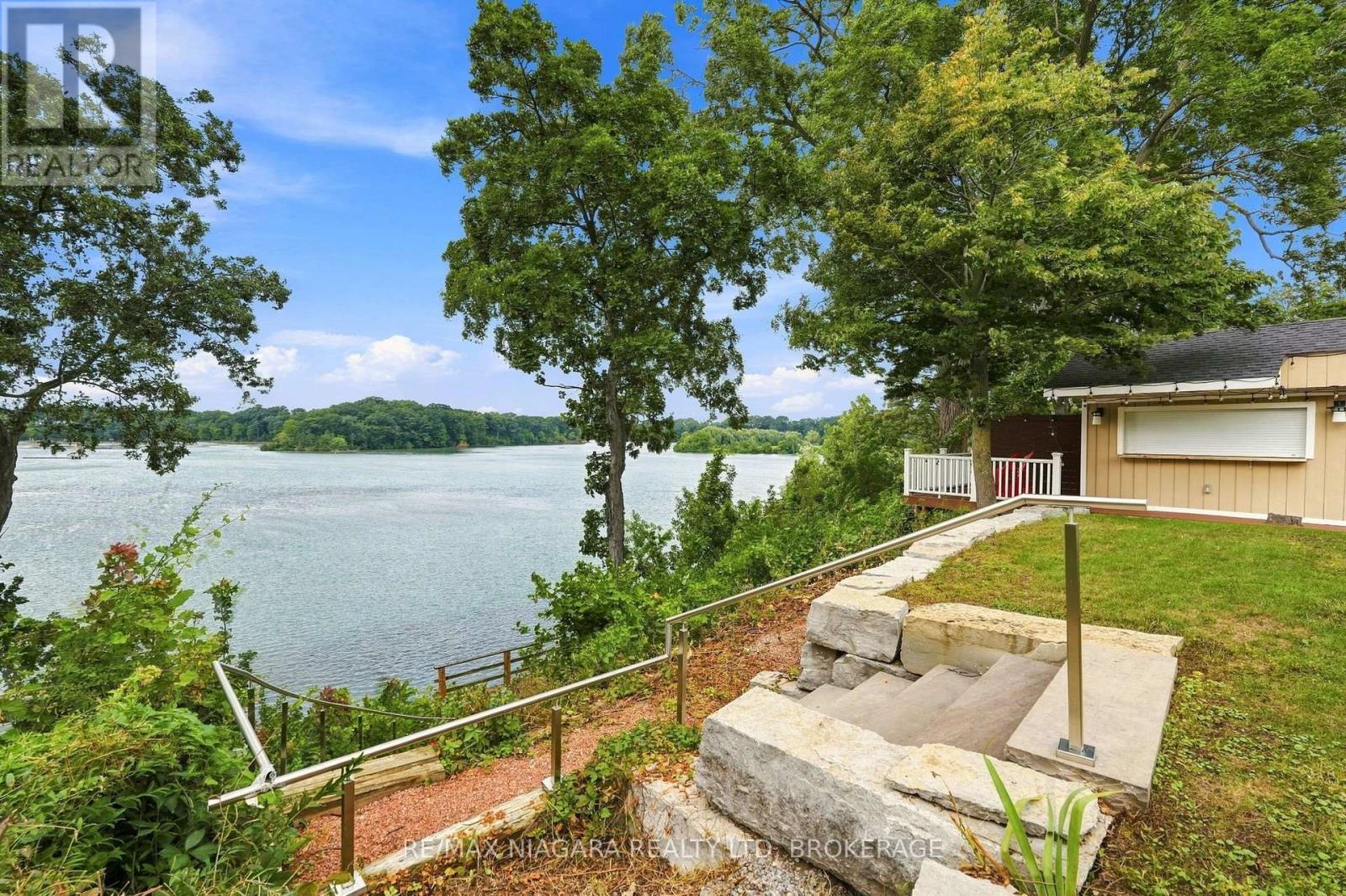 38 ROYAL HENLEY BOULEVARD - 34