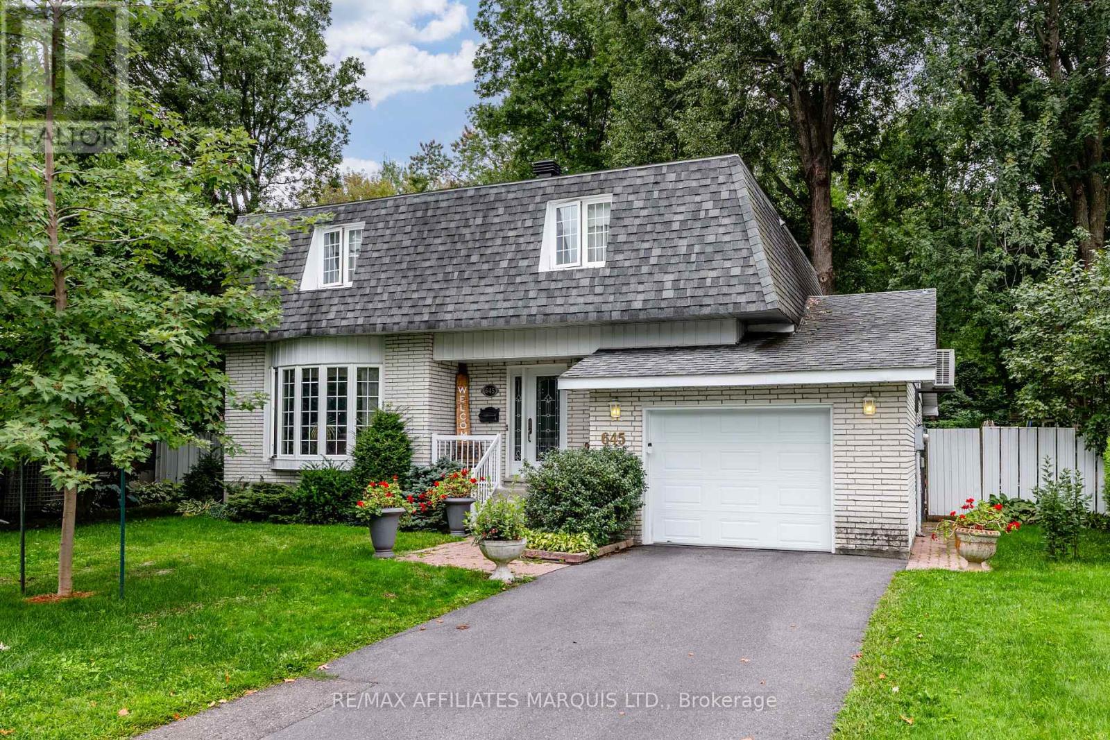 645 DUNDAS CRESCENT - 1