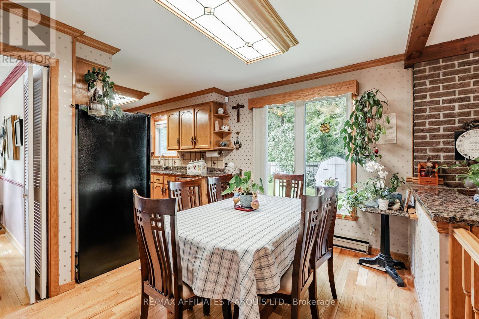 645 DUNDAS CRESCENT - 12