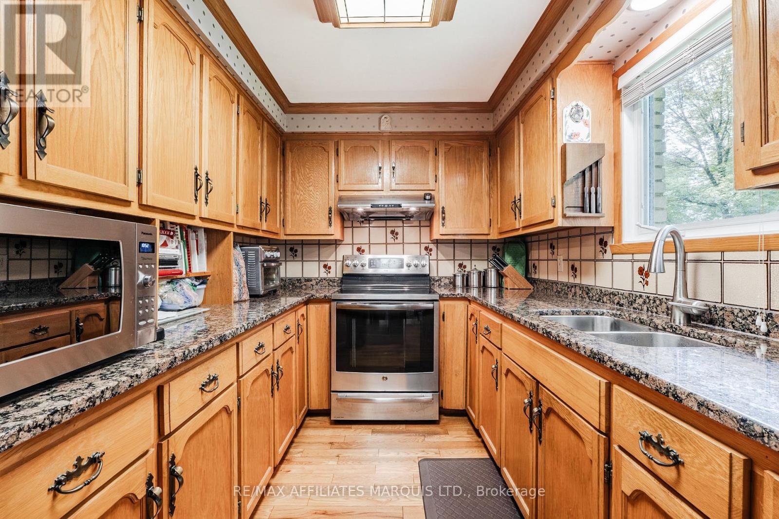 645 DUNDAS CRESCENT - Image 15