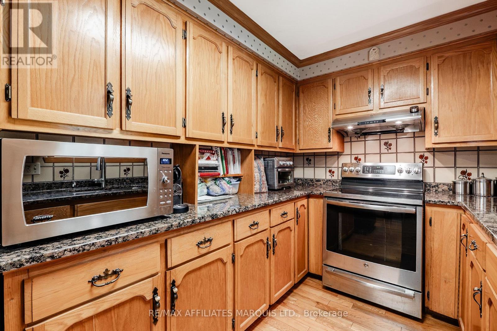 645 DUNDAS CRESCENT - Image 16
