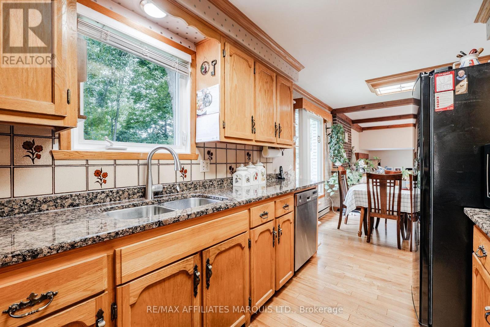 645 DUNDAS CRESCENT - Image 17