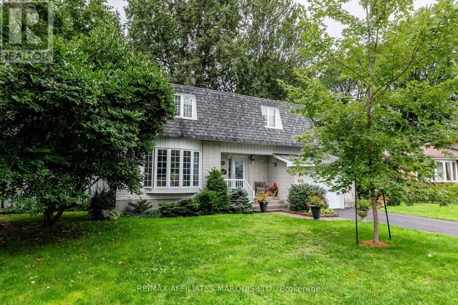 645 DUNDAS CRESCENT - 2