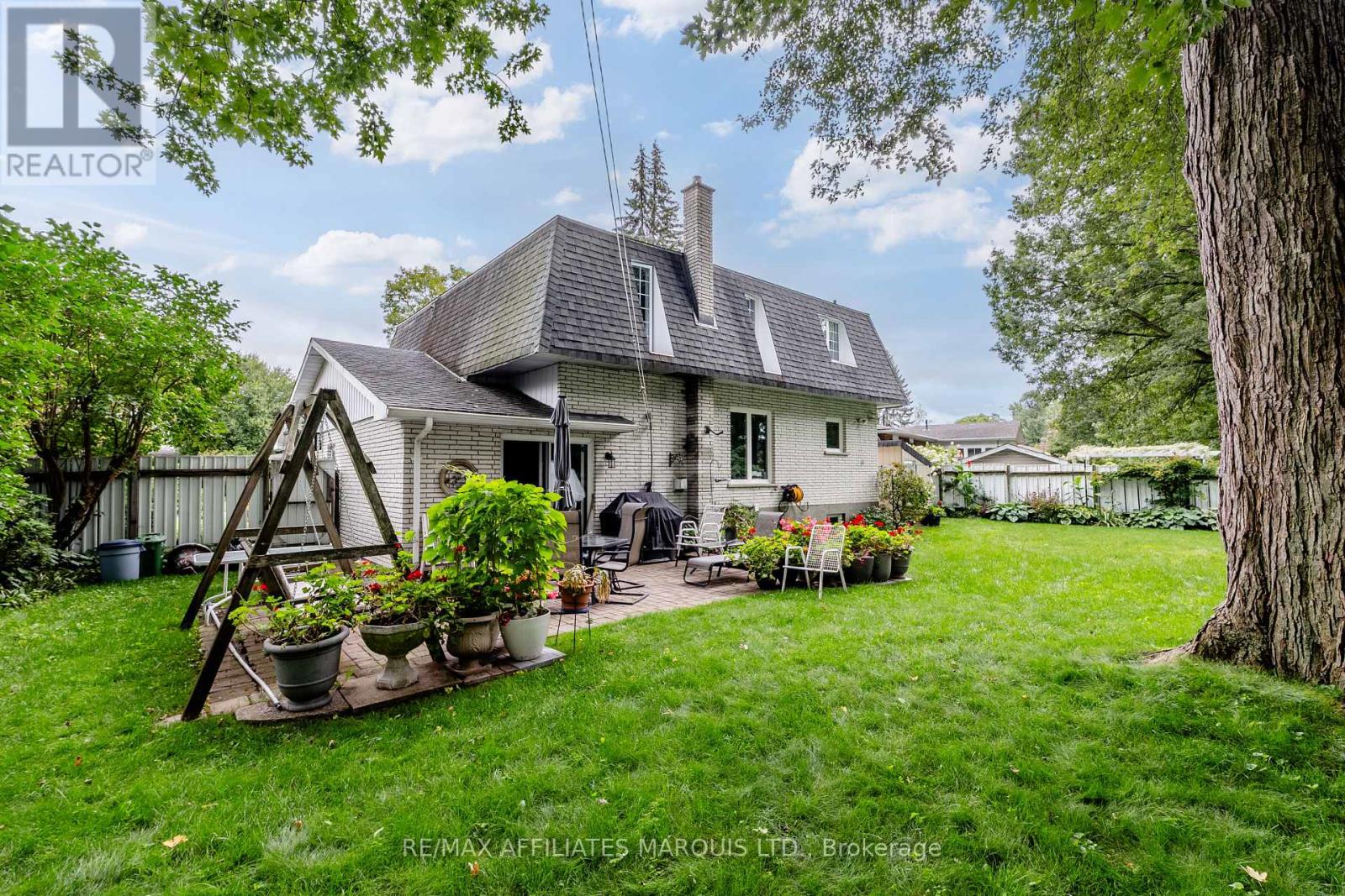 645 DUNDAS CRESCENT - 32
