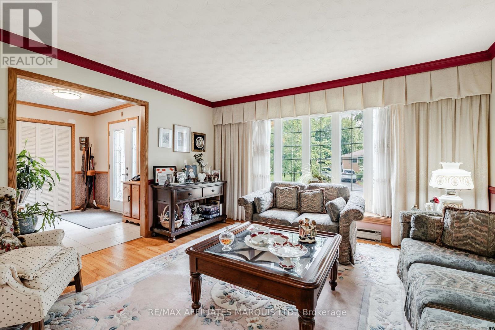 645 DUNDAS CRESCENT - Image 9