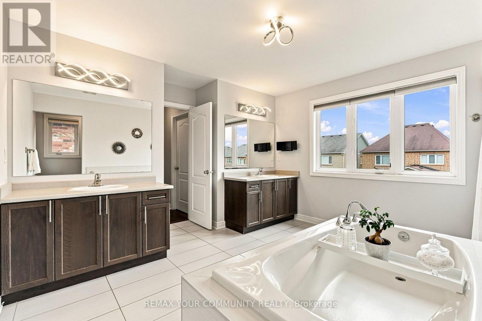176 TIGERTAIL CRESCENT - 34