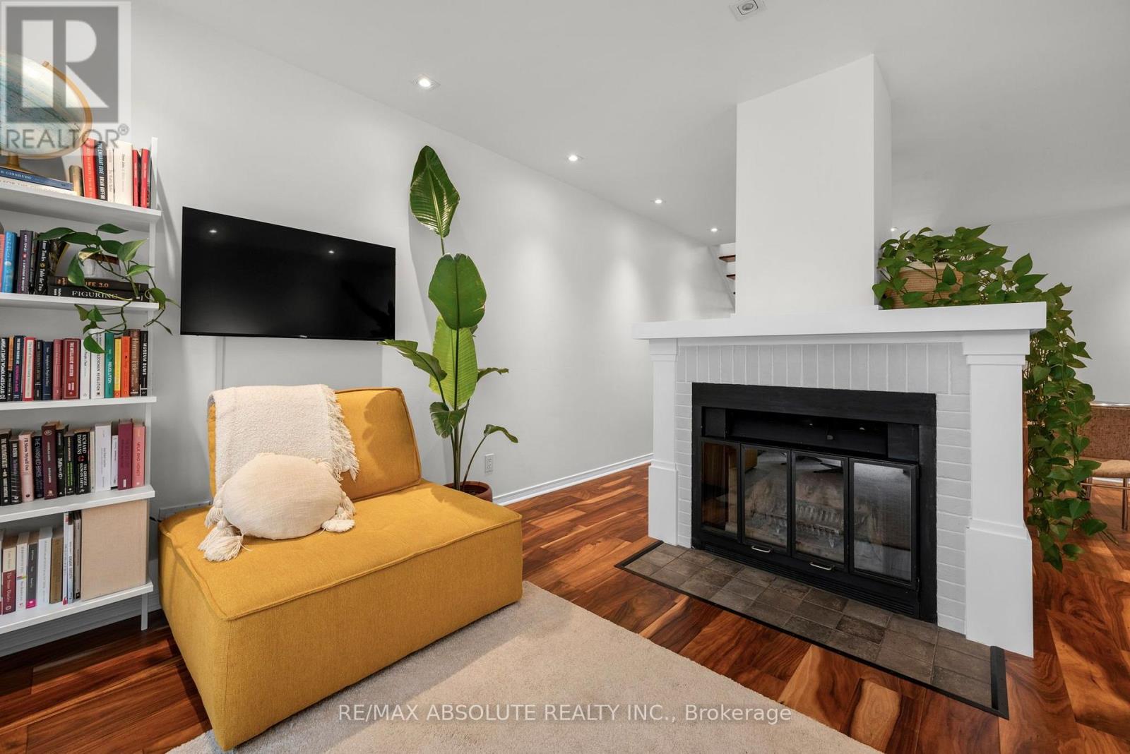 #16 20 CHARLEVOIX STREET - Image 11