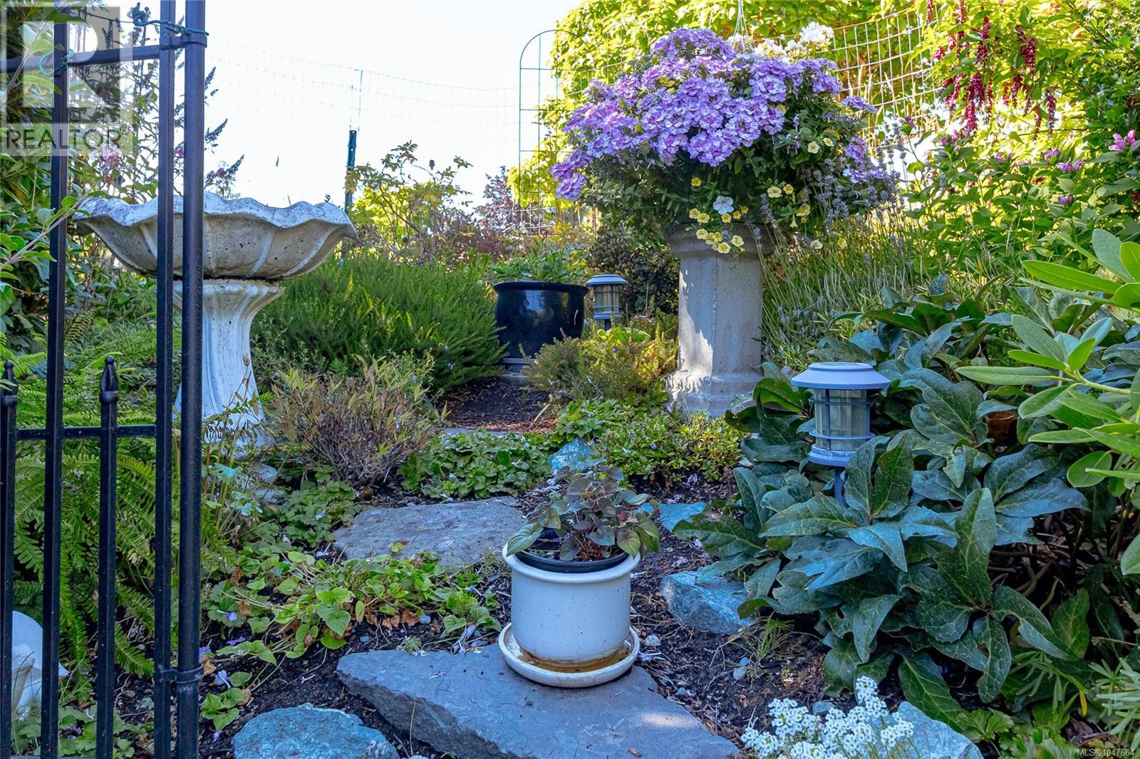 3610 Arbutus Dr N - 42