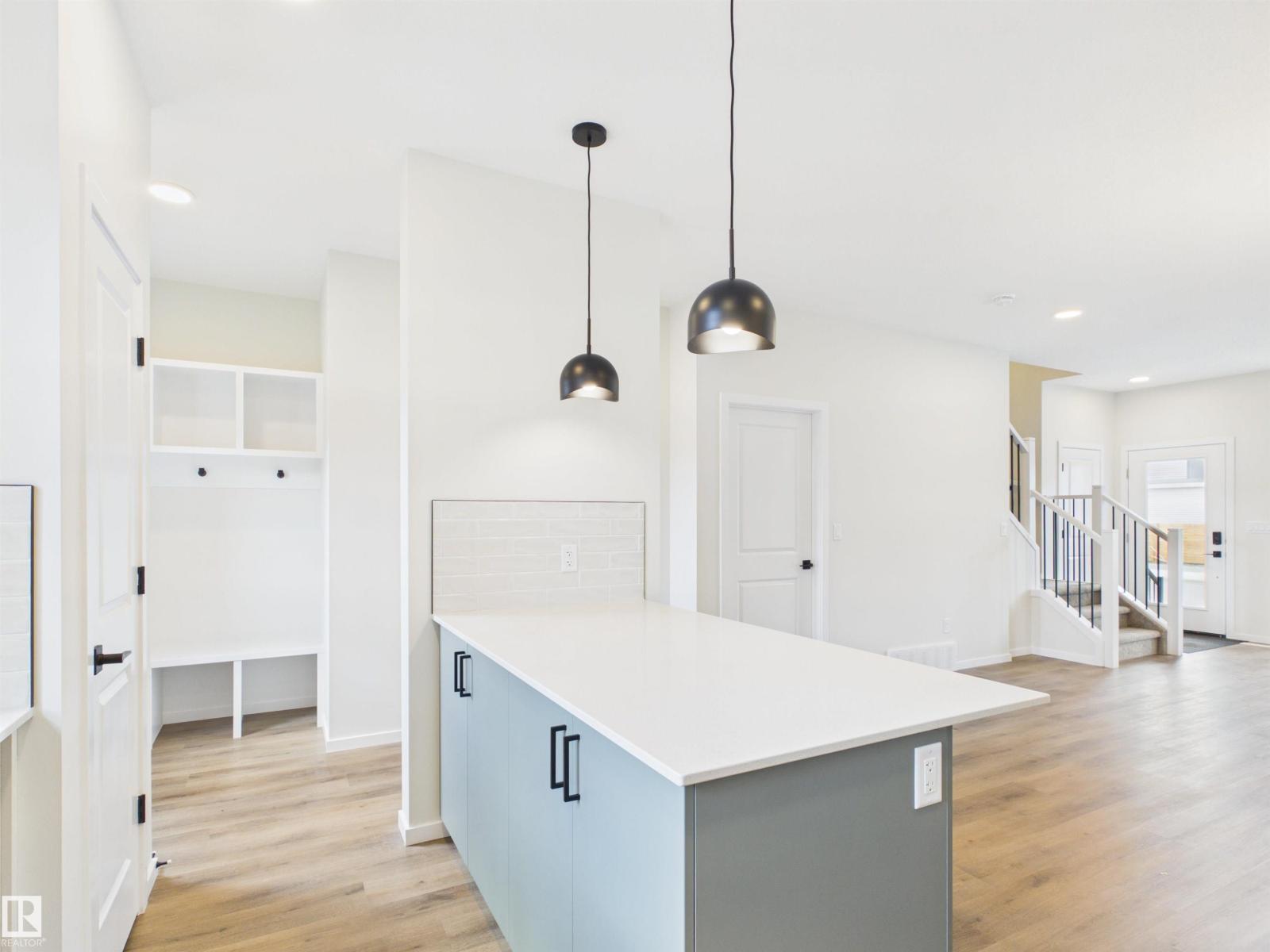1094 MCLEOD AV - 10