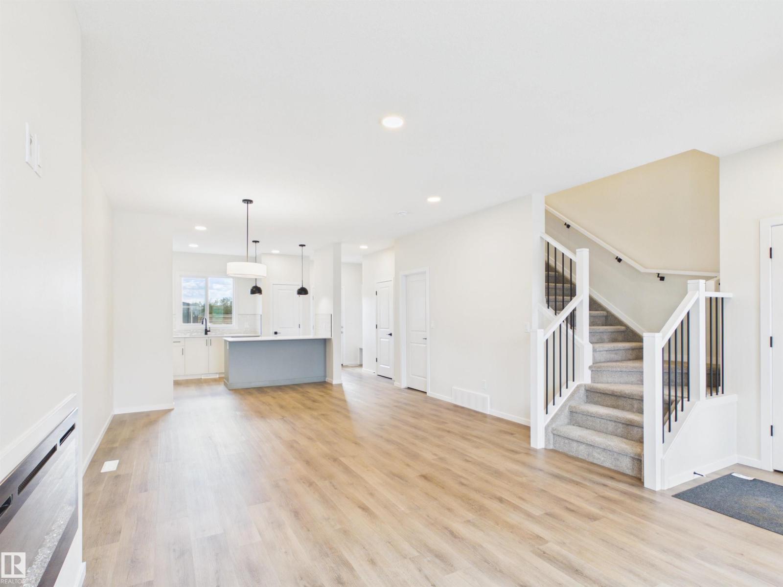 1094 MCLEOD AV