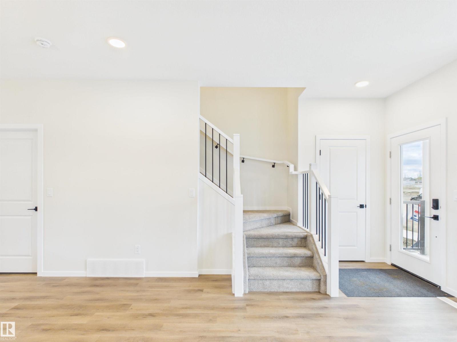 1094 MCLEOD AV - 3