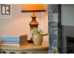 301 2580 Penrhyn St, Saanich, BC V8N1G3 Photo 10