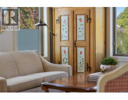 Entrance - 301 2580 Penrhyn St, Saanich, BC V8N1G3 Photo 9