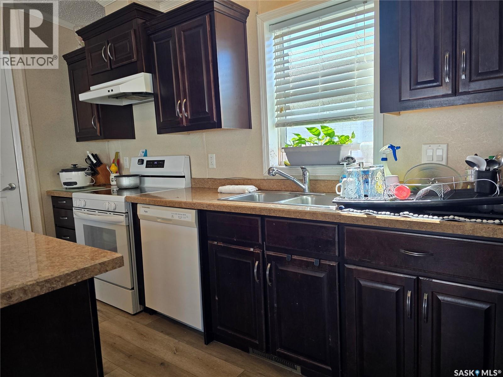 210 BROWNLEE STREET - Image 5
