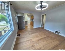 Enclosed porch - 111 9th Street Ne, Weyburn, SK S4H1E8 Photo 6
