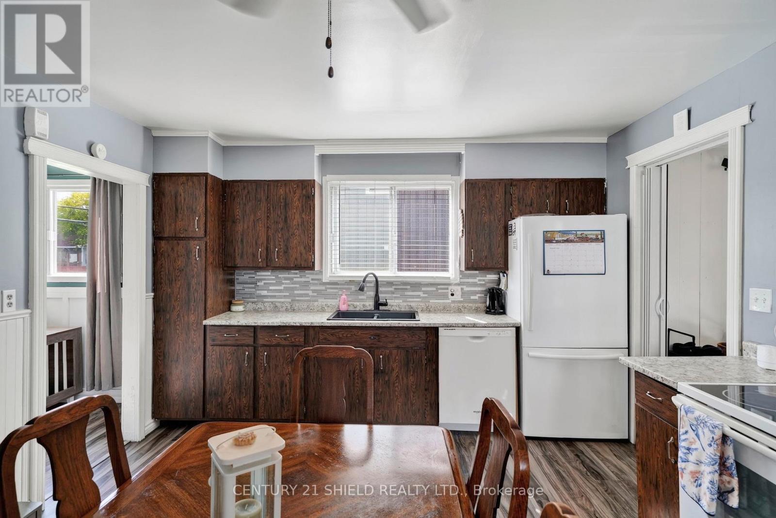 712 FIRST STREET E - 10
