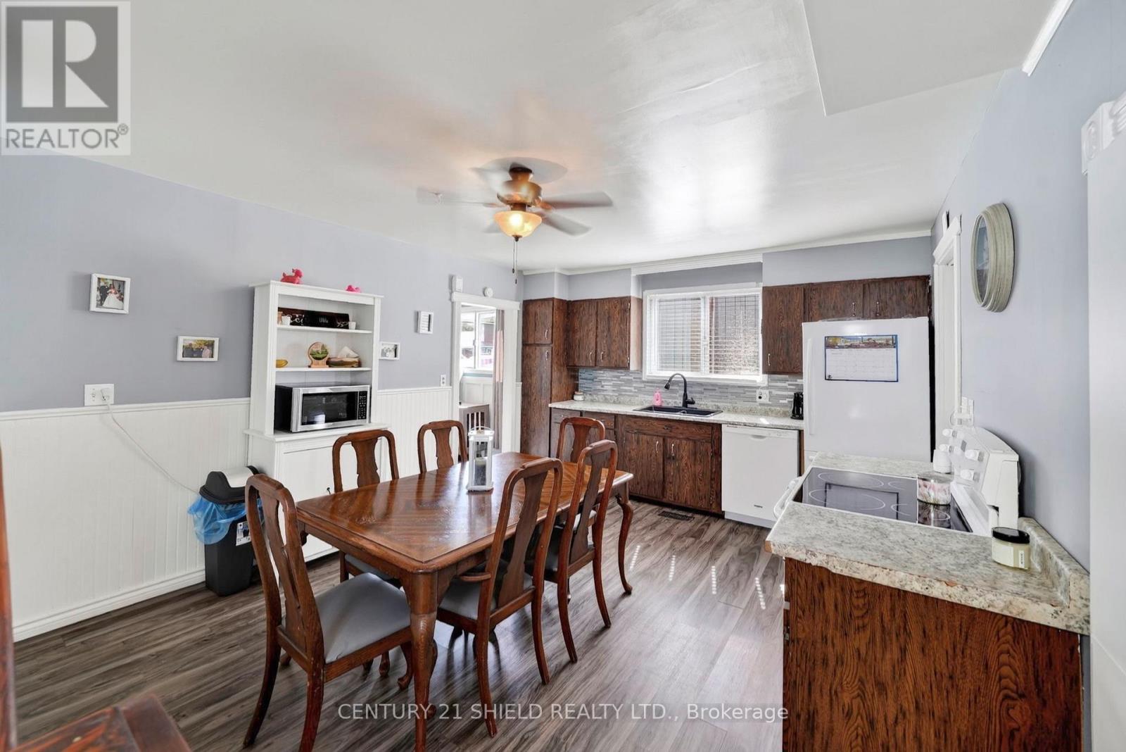 712 FIRST STREET E - 17