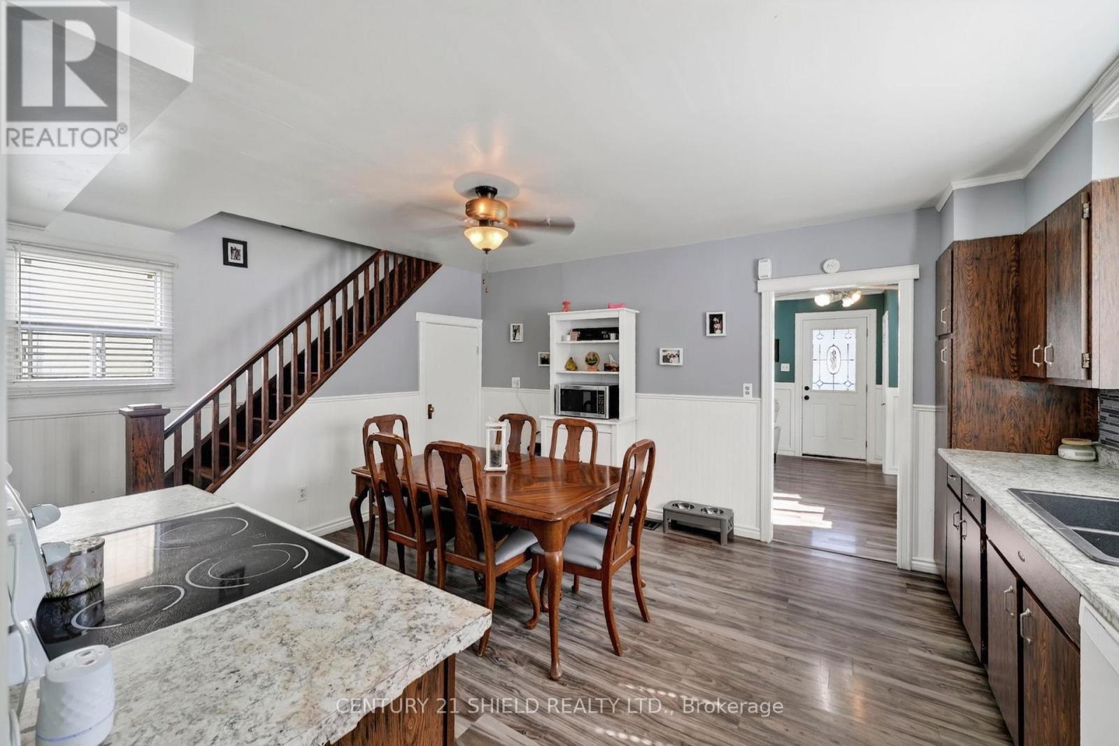 712 FIRST STREET E - Image 18