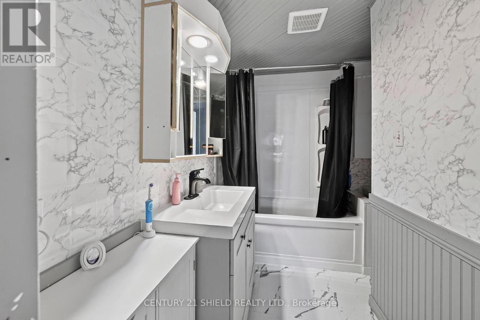 712 FIRST STREET E - 21